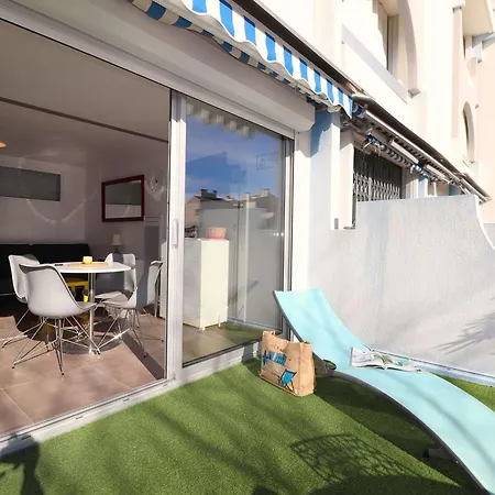 2 Pieces Avec Grande Terrasse, Climatisation, Piscine Et Parking Au Grau-du-roi - Fr-1-307-139 *