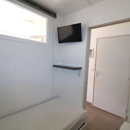 2 Pieces Avec Grande Terrasse, Climatisation, Piscine Et Parking Au Grau-du-roi - Fr-1-307-139 Apartman *