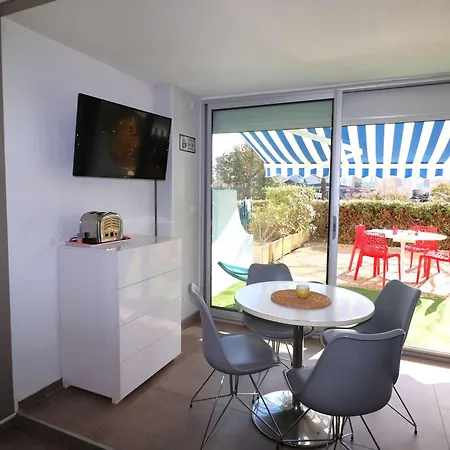 2 Pieces Avec Grande Terrasse, Climatisation, Piscine Et Parking Au Grau-du-roi - Fr-1-307-139 *