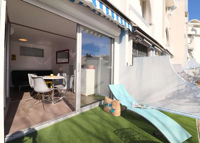 2 Pieces Avec Grande Terrasse, Climatisation, Piscine Et Parking Au Grau-du-roi - Fr-1-307-139 *