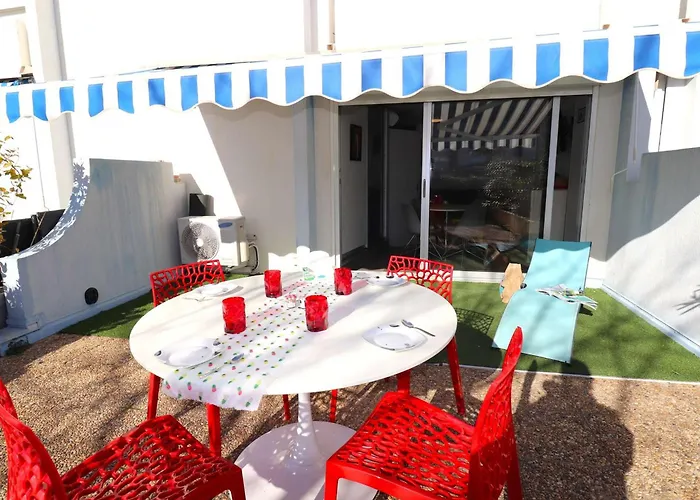 2 Pieces Avec Grande Terrasse, Climatisation, Piscine Et Parking Au Grau-du-roi - Fr-1-307-139 * Le Grau-du-Roi